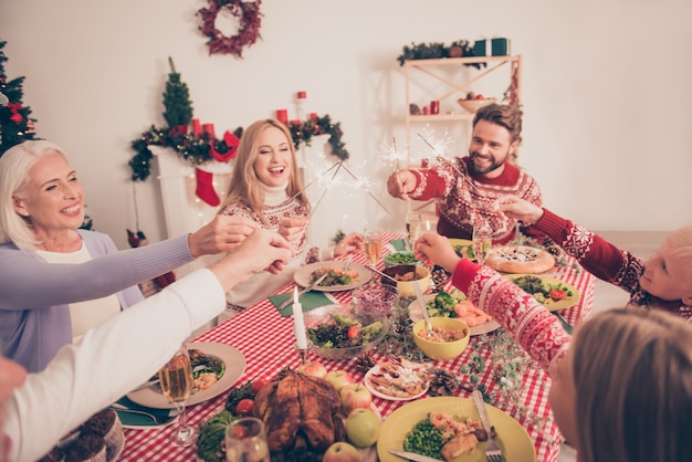 Parentes curtindo a festa de natal juntos