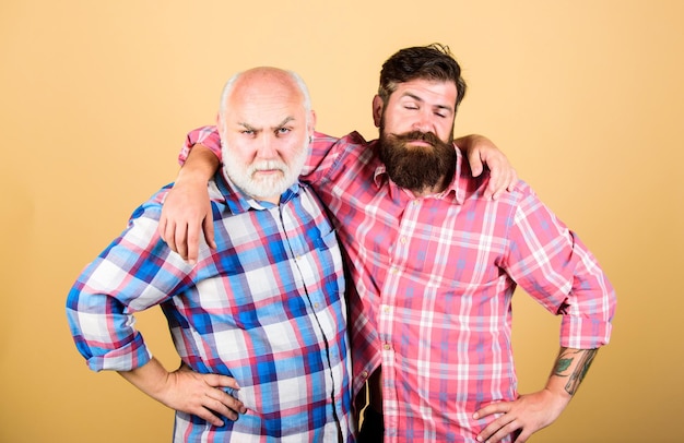 Parentesco dois homens barbudos idosos e maduros pai e filho família conflito geracional barbearia e cabeleireiro salão de beleza cuidados com a barba masculina moda xadrez juventude vs velhice comparar aposentadoria