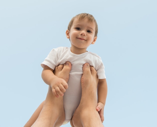 Parenting bebé feliz sosteniendo en el aire