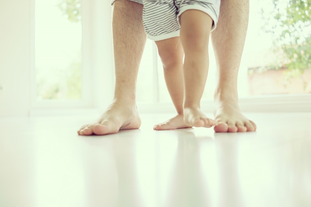 Parenting Füße mit Baby erste Schritte gehen