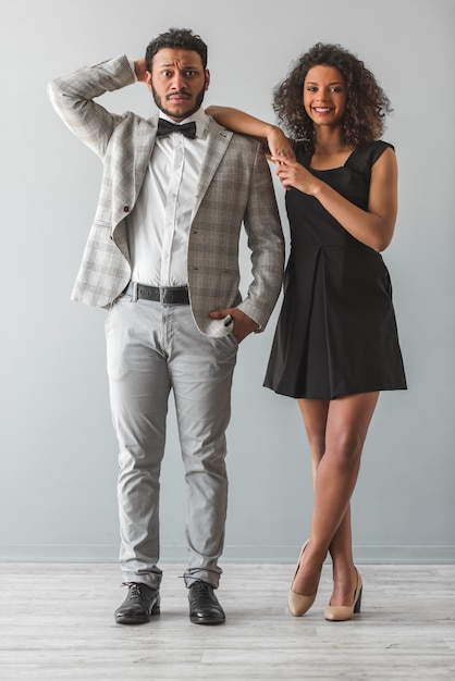 Foto pares afro-americanos bonitos no vestuário formal.