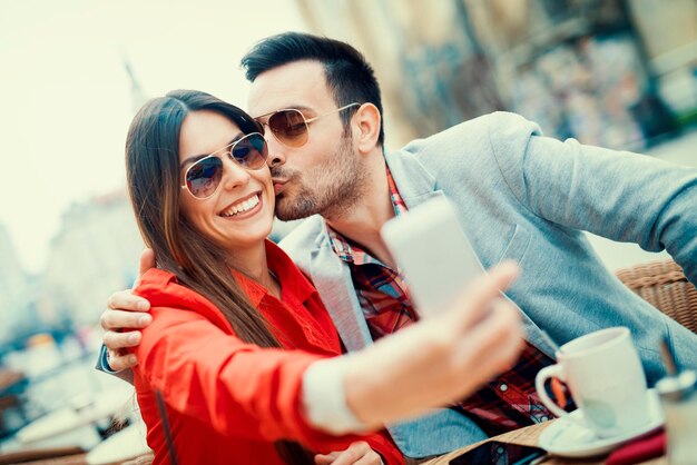 Pares felizes que tomam uma selfie