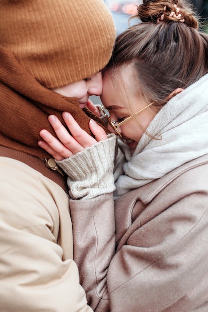 Pares hermosos y elegantes jovenes en retrato del primer del invierno del amor.