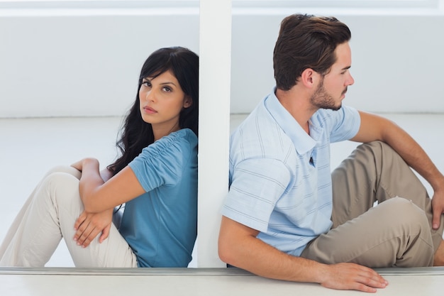 Foto los pares que se sientan están separados por la pared