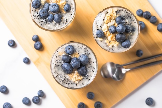 Parfait de arándanos con yogur Desayuno saludable comida vegana vegetariana sobre un fondo claro