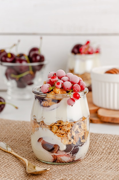 Parfait de cereales de desayuno con cerezas y grosellas. Concepto de alimentación saludable