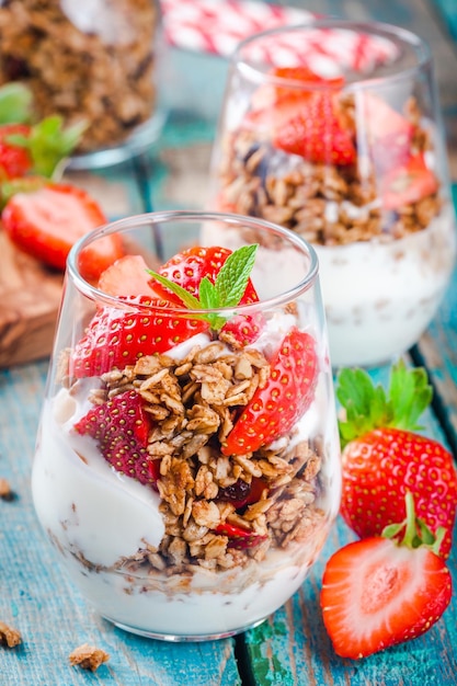 Parfait de granola de baunilha caseiro com morango e hortelã