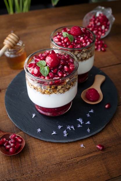 Parfait de iogurte com frutas vermelhas sobremesa à base de iogurte de framboesa e romã