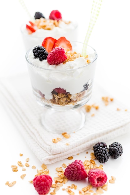 Parfait de desayuno elaborado con yogur griego y granola cubierto con bayas frescas.