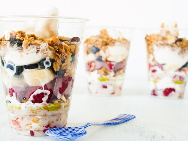 Parfait con fruta fresca y yogur helado.