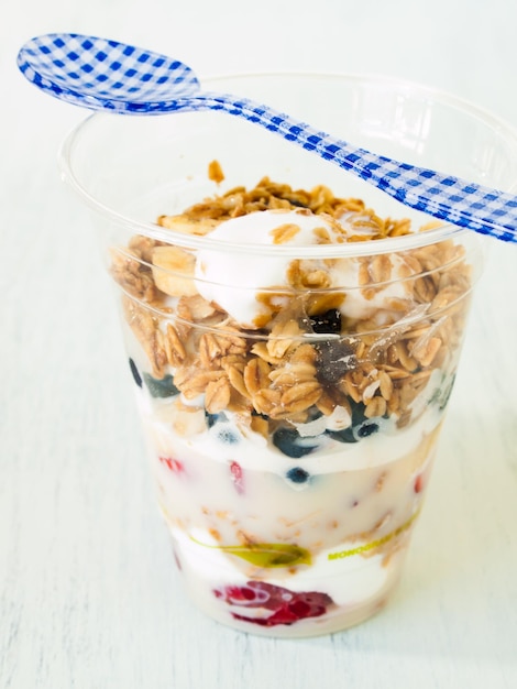 Parfait con fruta fresca y yogur helado.