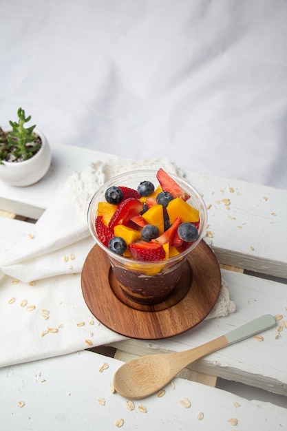 parfait con frutas y semillas en vaso delantero y picado