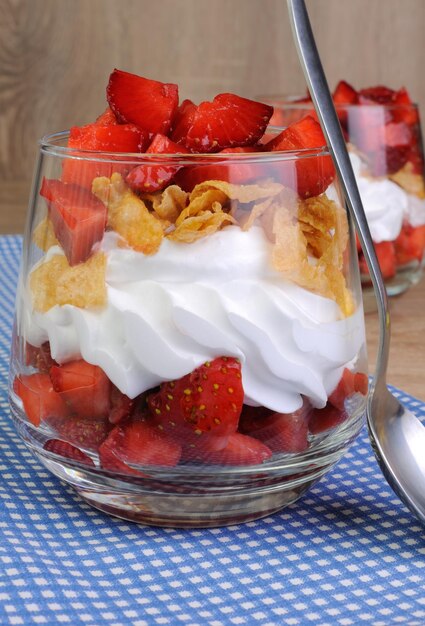 Parfait mit Erdbeeren