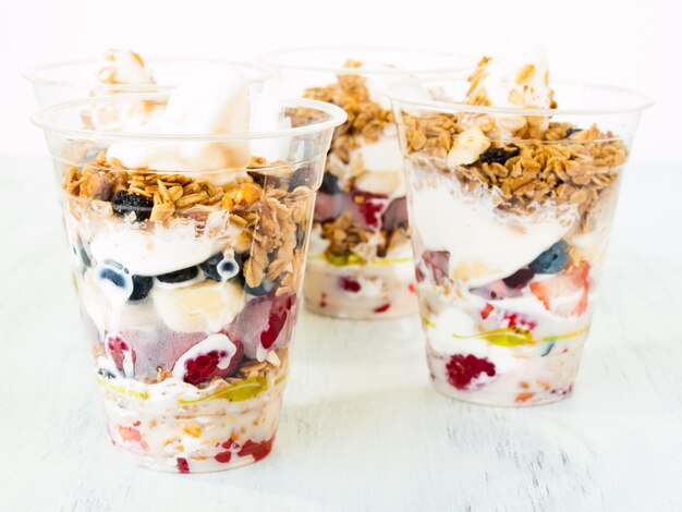 Parfait mit frischem Obst und gefrorenem Joghurt.