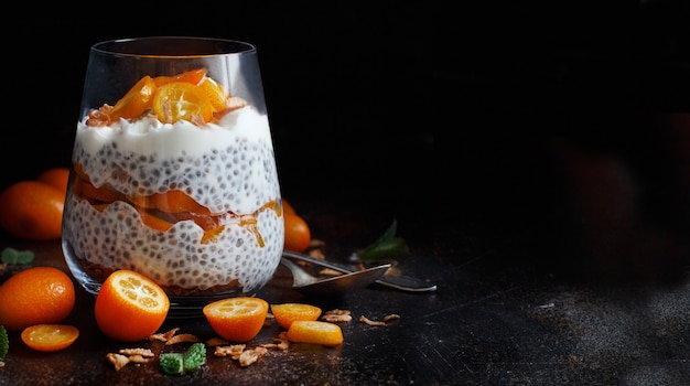 Parfait de pudín de chía, con capas de kumquat y granola