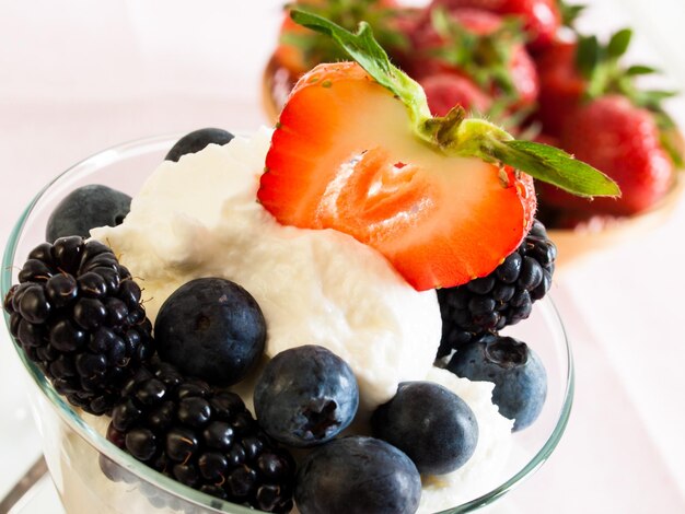 Parfait de yogur con arándanos, moras, fresas y granola.