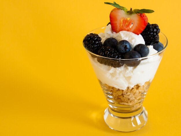 Parfait de yogur con arándanos, moras, fresas y granola.