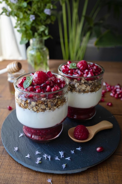 Parfait de yogur con frutos rojos Postre a base de yogur de frambuesas y granada