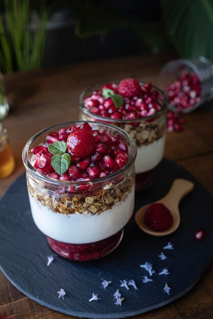 Parfait de yogur con frutos rojos Postre a base de yogur de frambuesas y granada