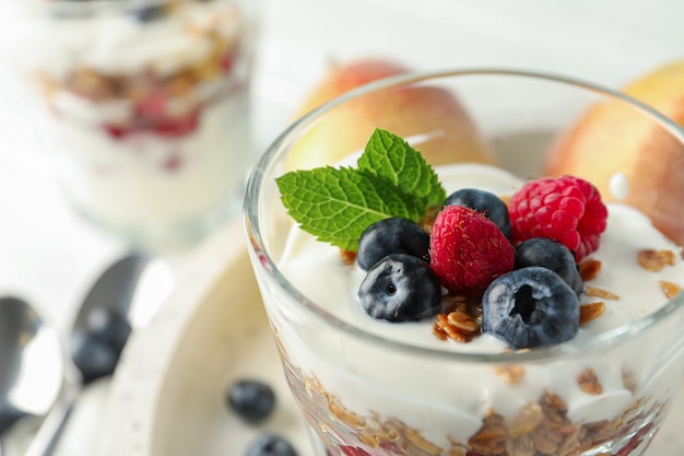 Parfaits e peras na mesa de madeira branca,