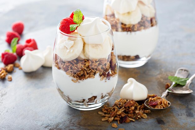 Parfeito de pequeno-almoço de banana e granola