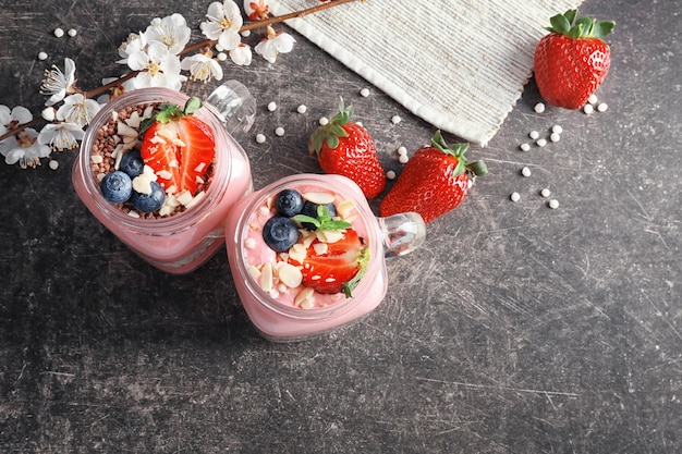 Parfeito delicioso com frutas em frasco na mesa