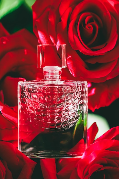 Parfüm und rote Rosenparfümerie als Luxusgeschenkschönheits-Flatlay-Hintergrund und kosmetische Produktanzeige