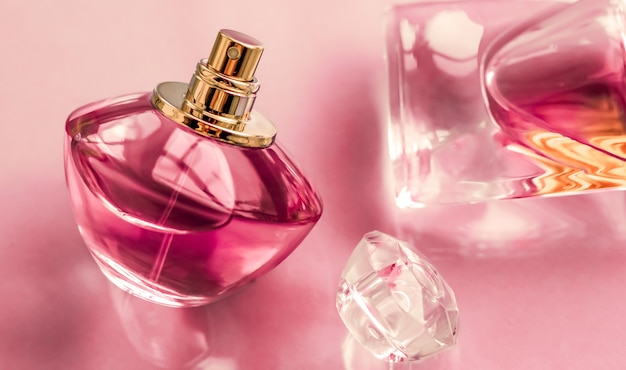 Parfümerie Spa und Branding-Konzept rosa Parfümflasche auf glänzendem Hintergrund süßer Blumenduft, Glamour-Duft und Eau de Parfum als Urlaubsgeschenk und Luxus-Schönheitskosmetik-Markendesign