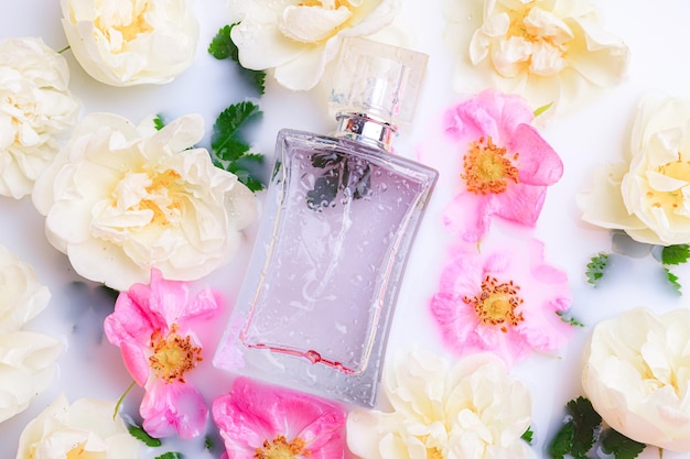 Parfümfläschchen mit Blumen Die Wahl des Duftes Kosmetologie Kosmetische Produkte Ein Artikel über Parfüm