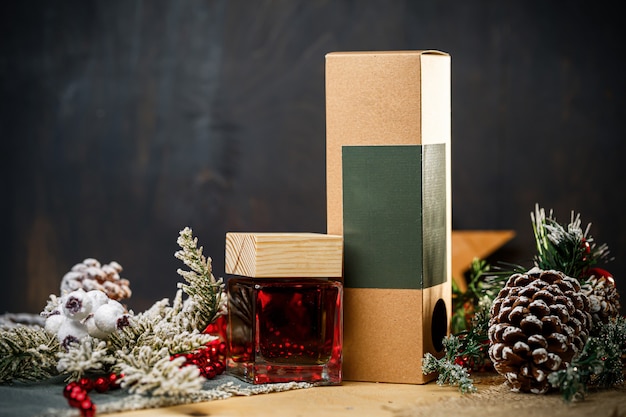 Parfümflasche Neujahrsgeschenk. Die stilvolle Parfümflasche mit Silvesterdekor befindet sich unter dem Baum. Modische Parfums an Silvester-Locations. Parfüms für Frauen