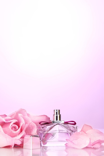 Parfümflasche und rosa Rose auf rosa