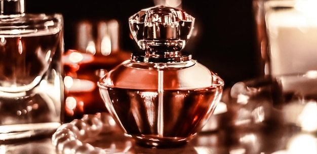 Parfümflasche und Vintage-Duft auf Glamour-Schminktisch bei Nacht Perlenschmuck und Eau de Parfum als Weihnachtsgeschenk Luxus-Beauty-Marke vorhanden