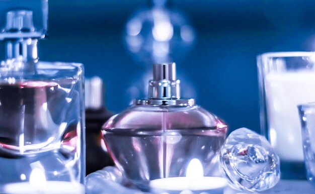 Parfümflasche und Vintage-Duft auf Glamour-Schminktisch bei Nacht Perlenschmuck und Eau de Parfum als Weihnachtsgeschenk Luxus-Beauty-Marke vorhanden