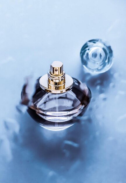 Parfümflasche unter blauem Wasser frischer Meeresküstenduft als Glamour-Duft und Eau de Parfum-Produkt als Urlaubsgeschenk Luxus-Beauty-Spa-Marke vorhanden