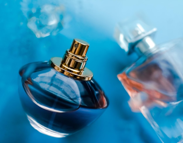 Parfümflasche unter blauem Wasser frischer Meeresküstenduft als Glamour-Duft und Eau de Parfum-Produkt als Urlaubsgeschenk Luxus-Beauty-Spa-Marke vorhanden