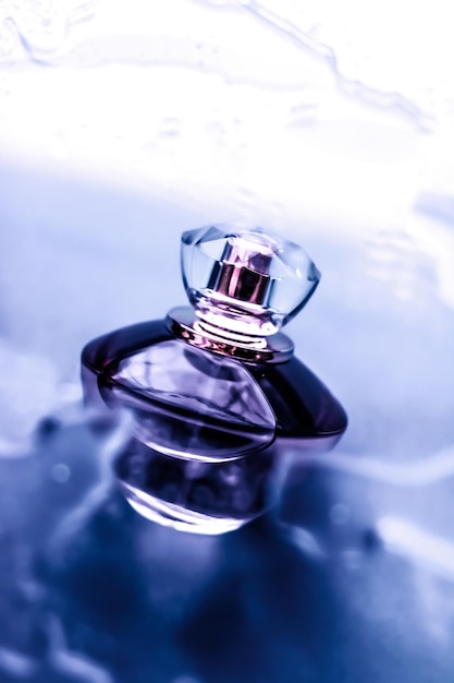 Parfümflasche unter violettem Wasser, frischer Meeresküstenduft als Glamour-Duft und Eau de Parfum-Produkt als Urlaubsgeschenk, Luxus-Beauty-Spa-Markengeschenk