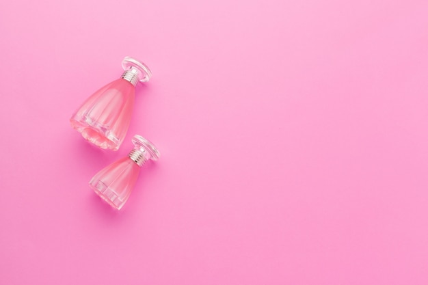 Parfümflaschen auf Rosa