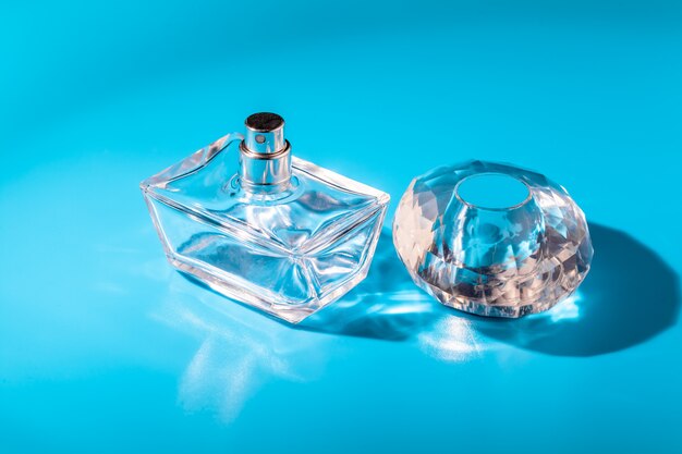 Parfümglasflasche auf hellblauem. Eau de Toilette