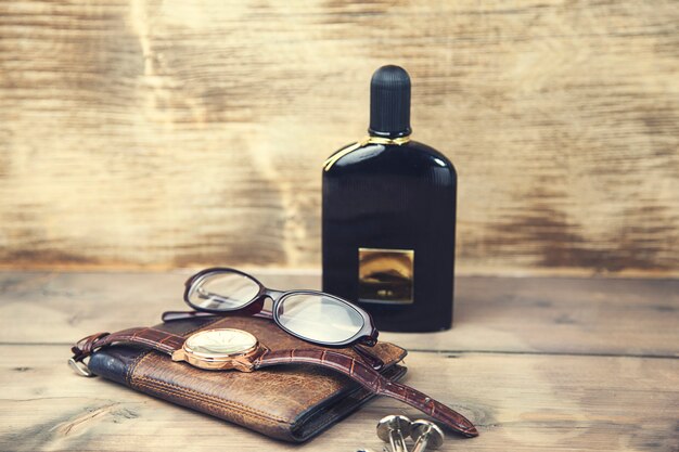 Parfum, Uhr, Brieftasche und Brille