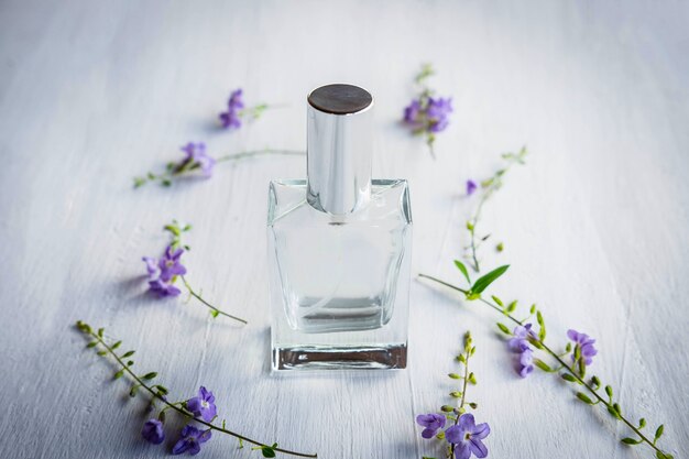 Parfums und Parfümflaschen auf einem weißen hölzernen Hintergrund