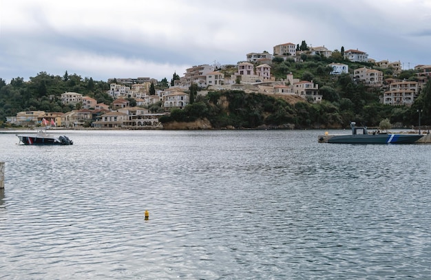 Parga epirus grécia vista aérea de drones da cidade jônica à beira-mar