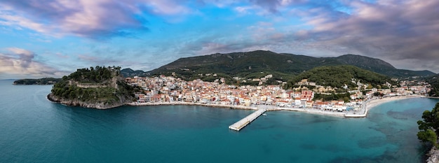 Parga Grécia Vista aérea de drones da tradicional cidade à beira-mar Venetian Castle