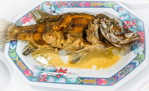 Pargo frito com molho de peixe doce, prato de estilo tailandês