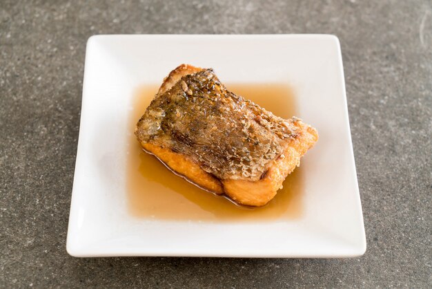 Pargo frito con salsa de pescado