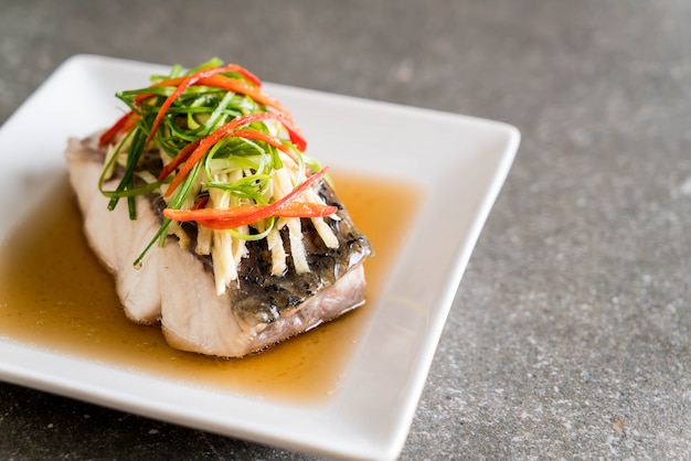 Pargo de pescado al vapor con salsa de soja.