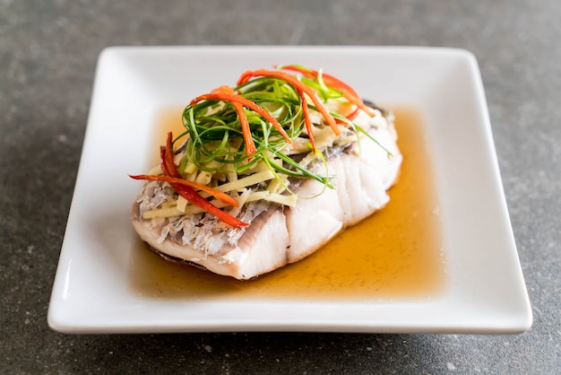 Pargo de pescado al vapor con salsa de soja.