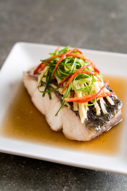 Pargo de pescado al vapor con salsa de soja.