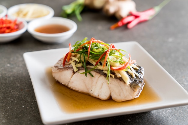 Pargo de pescado al vapor con salsa de soja.