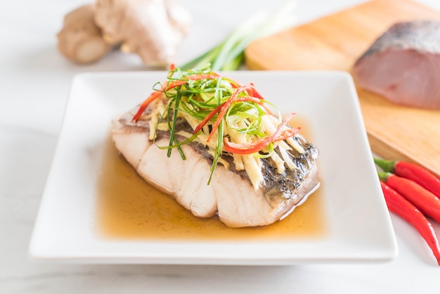 Pargo de pescado al vapor con salsa de soja.