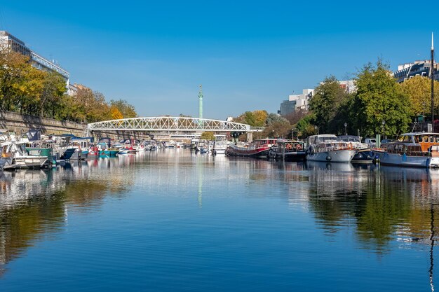 Paris, Bastille, schöner Hafen mit Hausbooten und der Pfeiler mit dem Engel